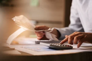 Servidor público analisando diferentes opções de empréstimos consignados para garantir segurança e economia